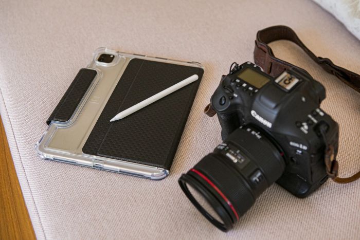 Чохол-книжка Urban Armor Gear Lucent для Apple iPad Pro 12.9 (2020/2021/2022) Black (12294N314043)